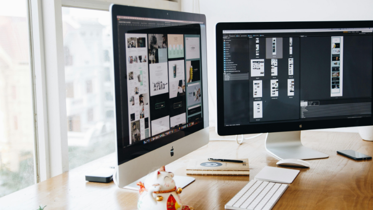 dual monitors showcasing free website building tools